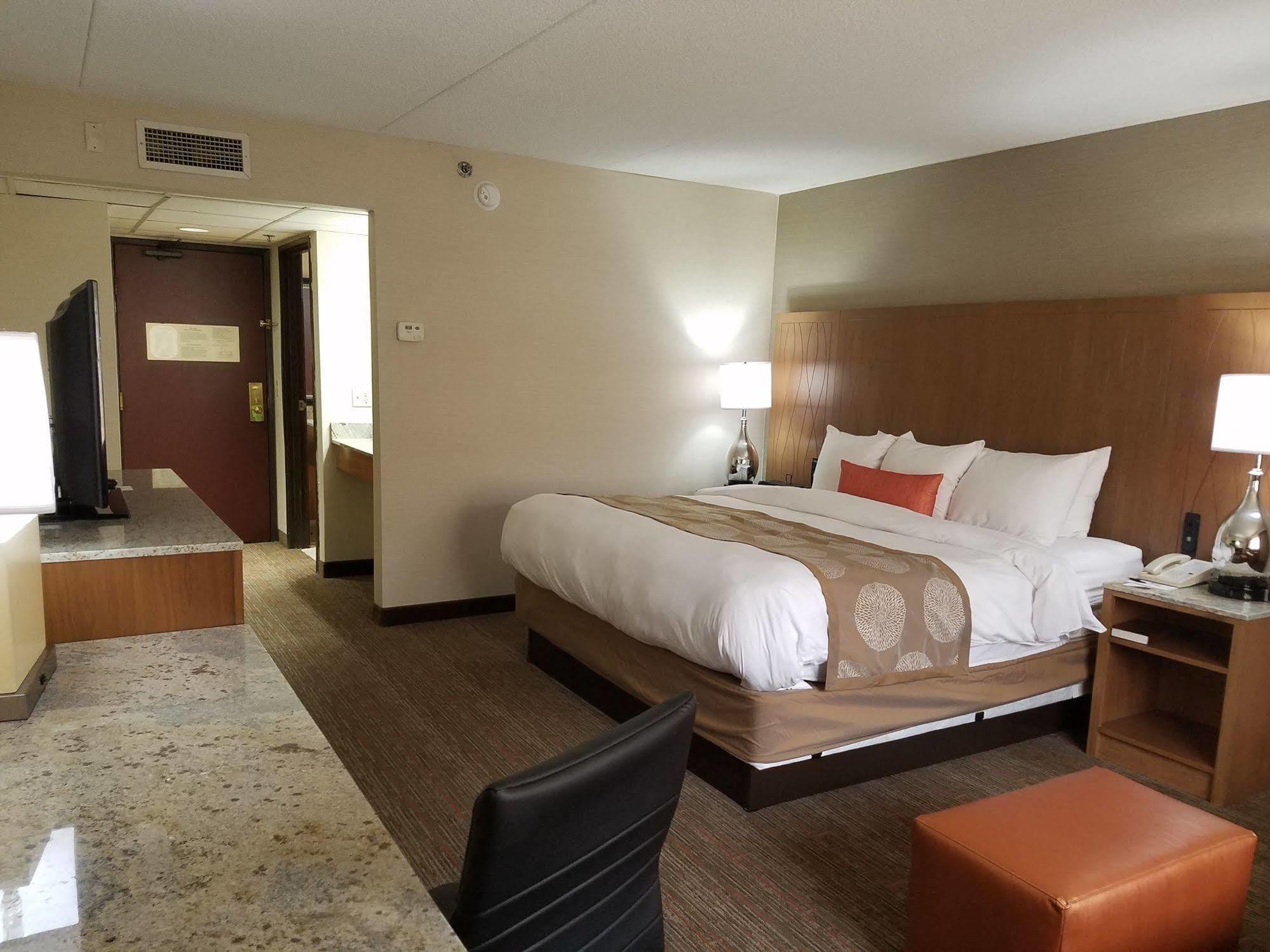 Radisson Hotel Detroit-Farmington Hills Exterior foto