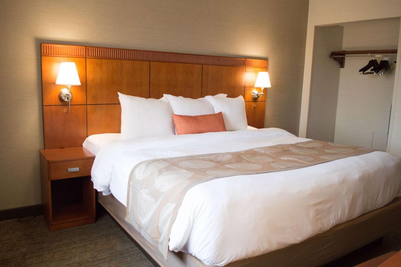 Radisson Hotel Detroit-Farmington Hills Exterior foto